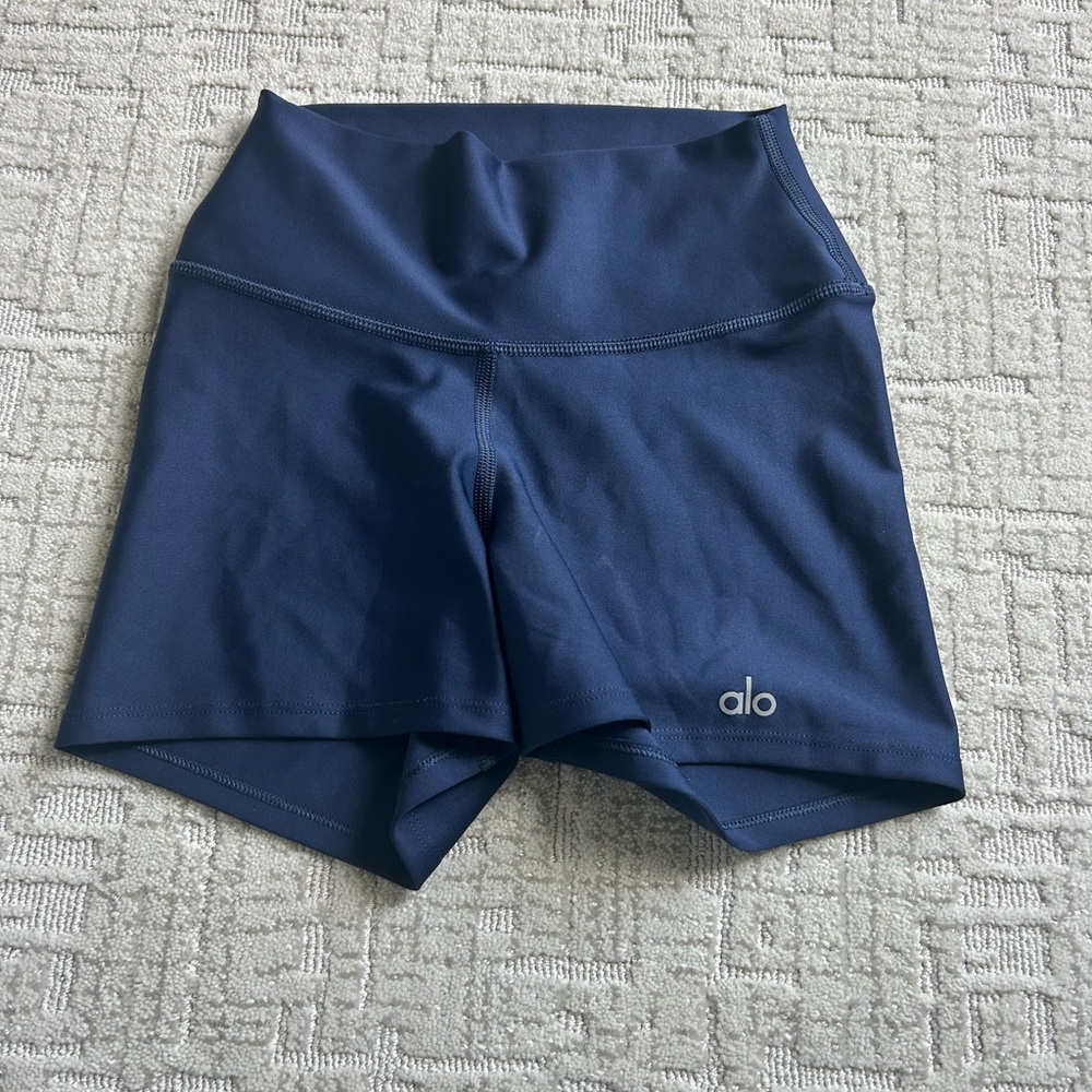 alo yoga airbrush shorts